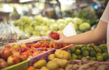Mulher comprando frutas e legumes